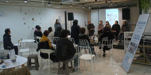 21일 마산 스페이스 하비에서 열린 <다시 부르는 소녀들의 이름> 상영회 모습. /박송묵