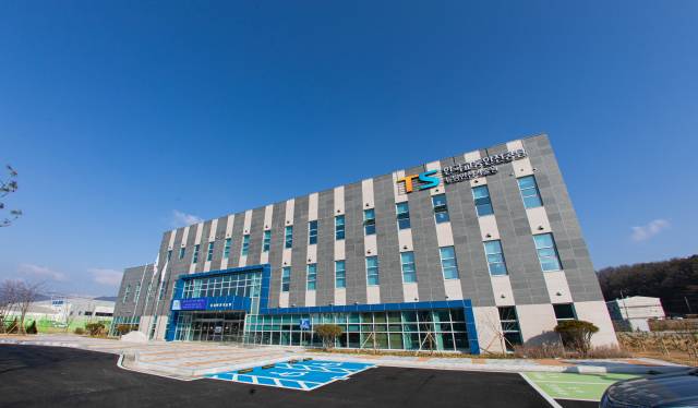 경북 김천에 위치한 한국교통안전공단 튜닝안전기술원은 국내 튜닝산업 활성화와 함께 자동차의 안전한 변신을 이끌고 있다. 한국교통안전공단 제공