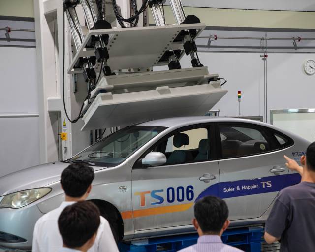 충격 연결장치 시험동에서 충격 연결장치 시험을 하는 모습. 한국교통안전공단 제공