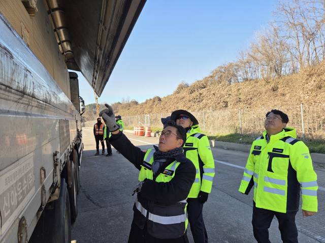 지난 4일 서해안고속도로 송악TG 일대에서 고속도로 대형사고 예방을 위해 정용식 한국교통안전공단 이사장(사진 앞쪽 좌측)이 단속 현장에서 설명을 듣고 있다. 한국교통안전공단 제공