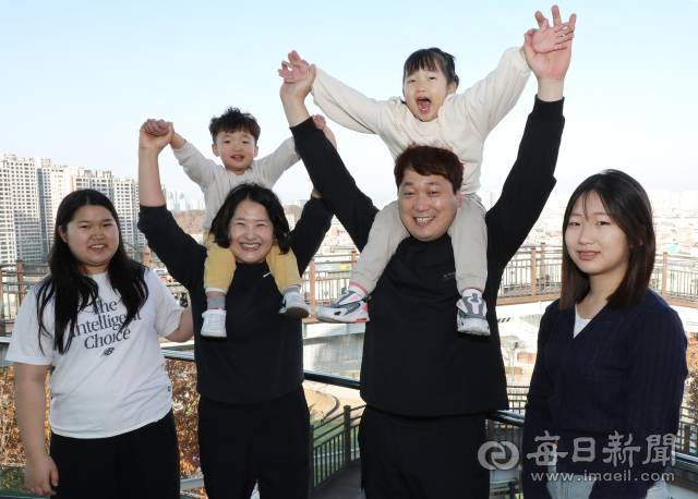 네 자녀와 함께 앞산해넘이전망대를 찾은 배동훈·박지예 부부가 예솔·유준 남매를 목에 태우고 만세 포즈를 하고 있다. 정운철 기자 woon@imaeil.com