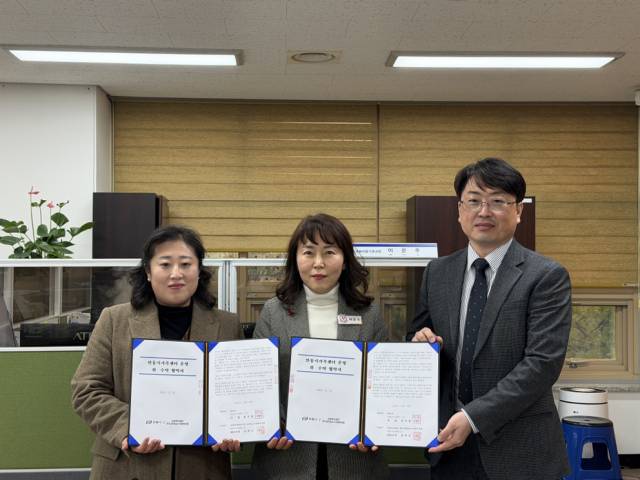 안동시가 지난 24일 안동시가족센터 운영을 사회복지법인 천주교안동교구사회복지회에 다시 맡기는 협약을 체결한 후 기념촬영을 하고 있다.