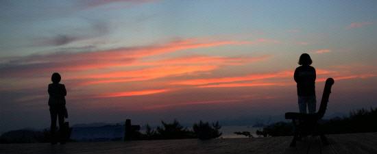 산양일주도로 달아공원 노을은 우리나라 3대 노을로 손꼽힌다. 해가 바다로 넘어가자 관광객들은 노을 속에서 저마다 섬이 되었다.