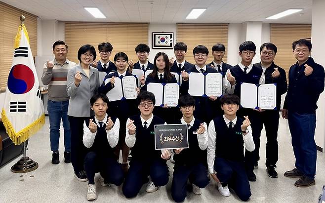 ▲ 포항제철고 인공지능 동아리 'Math AI, 새폴더'가 최근 인공지능 탐구 역량으로 각종 대회 석권한 가운데, 수상자들이 학교 관계자와 단체 기념촬영한 모습. 포항제철고등학교 제공