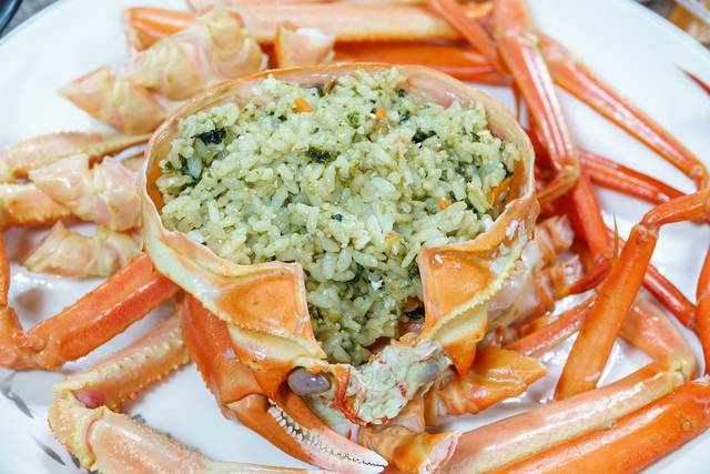 울진을 대표하는 제철 먹거리 대게 게딱지밥. 울진군 제공