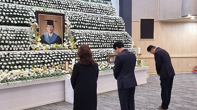 학교법인 성인학원 호남대학교 설립자 겸 명예이사장인 성인(省仁) 박기인 박사가 24일 향년 92세로 별세했다. 호남대에서 열린 장례식은 장병완 전 국회의원(전 호남대 총장)이 장례위원장을 맡았으며, 정치·언론계 등 사회 각계 인사 32명이 장례위원으로 참여했다. 빈소에는 별세 소식이 전해진 24일 밤늦게까지 교직원들의 조문이 이어졌고, 25일 성탄절 휴일에도 각계 인사들의 발길과 고인의 명복을 비는 조화가 끊이지 않았다. 호남대 제공
