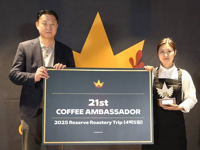 지난 3월 스타벅스 21대 앰배서더로 선발된 김윤하 파트너가 손정현 스타벅스 코리아 손정현 대표이사와 기념 촬영을 하고 있다. / 사진=스타벅스 코리아