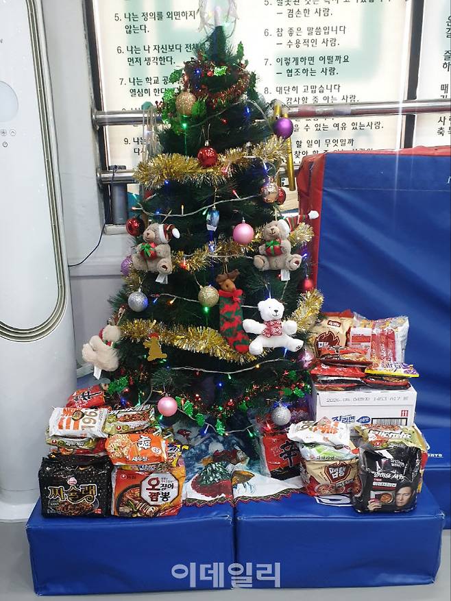 성산경원태권도에서 복지관에 기부하기 위해 모아 놓은 라면과 트리. (사진=김응태 기자)