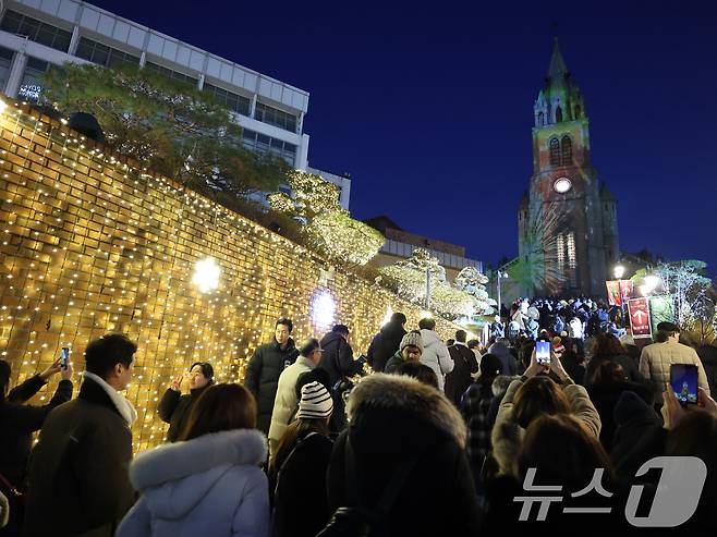 크리스마스 이브인 24일 서울 중구 명동성당 외벽에 아기예수의 탄생을 축하하는 미디어파시드가 펼쳐지고 있다. 2025.12.24/뉴스1 ⓒ News1 황기선 기자