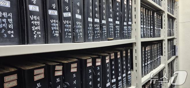 전북 남원시가 보유 중인 옛 토지대장들. 남원시는 최근 한자와 일본어 위주로 작성돼 판독에 어려움을 겪은 이들 대장을 모두 한글로 변환하는 사업을 마무리했다.(남원시 제공. 재판매 및 DB금지)/뉴스1