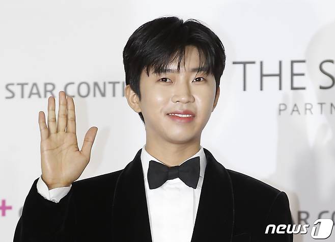 가수 임영웅이 2일 오후 서울 강서구 KBS 아레나에서 열린 ‘2021 아시아 아티스트 어워즈(AAA)’ 레드카펫 행사에 참석해 포즈를 취하고 있다. 2021.12.2/뉴스1 ⓒ News1 권현진 기자