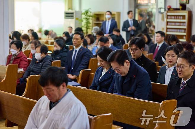 이재명 대통령과 김혜경 여사가 25일 인천 계양구 해인교회에서 열린 성탄 예배에서 기도를 하고 있다. (대통령실 제공. 재판매 및 DB 금지) 2025.12.25/뉴스1 ⓒ News1 이재명 기자