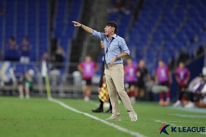 신태용 감독이 선수들에게 지시하고 있다. 사진 | 한국프로축구연맹