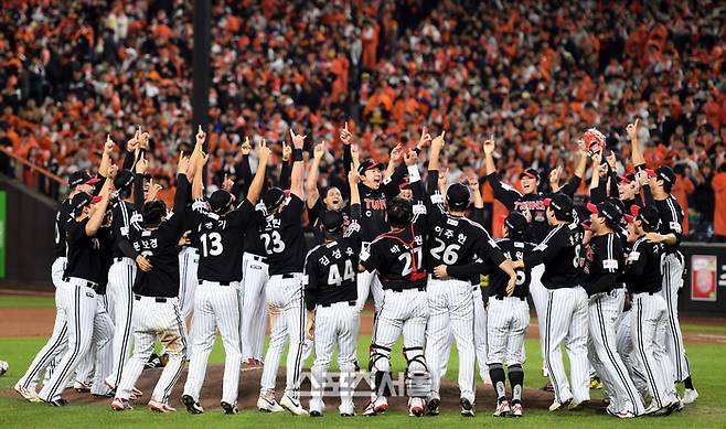 LG 선수들이 31일 대전 한화생명 볼파크에서 열린 2025 KBO 한국시리즈 5차전 한화와 경기 승리 후 환호하고 있다. 대전 | 최승섭 기자 thunder@sportsseoul.com