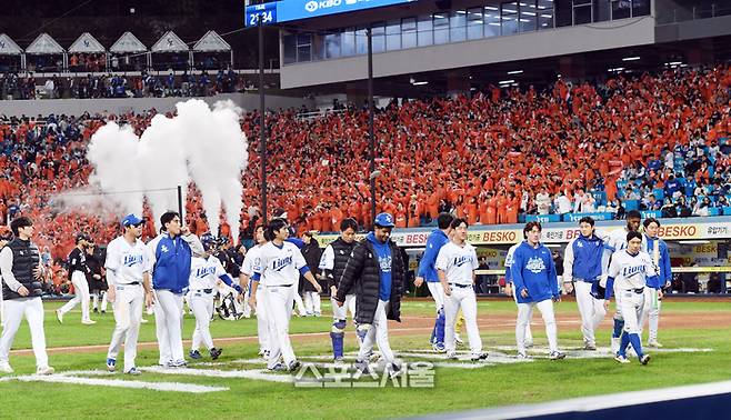 삼성 선수들이 21일 대구 삼성라이온즈파크에서 열린 2025 KBO리그 한화와 플레이오프 3차전에서 패한 뒤 팬들에게 인사를 하고 더그아웃으로 들어가고 있다. 삼성은 시리즈 1승 2패로 플레이오프 탈락 위기에 몰렸다. 대구 | 박진업 기자 upandup@sportsseoul.com