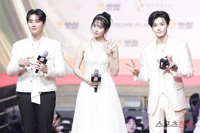 2025 SBS 가요대전 레드카펫 행사에 참석한 아이브 안유진, 엔시트 재민, 데이식스 영케이. 25.12.25 ⓒ이혜영 기자 lhy@hankooki.com