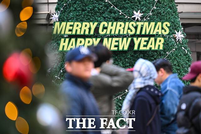 크리스마스이자 목요일인 25일 전국적으로 기온이 큰 폭으로 떨어지며 강추위가 예상되는 가운데 서해안을 중심으로 많은 눈이 내리겠다. 아침 최저기온은 영하 9~3도, 낮 최고기온 영하 3도~8도의 분포를 보이겠다. /서예원 기자