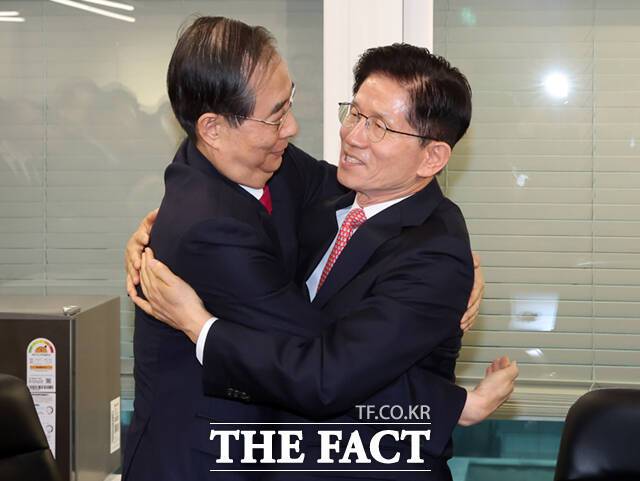 지난 대선 국면에서 초유의 후보 교체 시도가 벌어져 논란이 됐다. 사진은 김문수(오른쪽) 국민의힘 대선후보와 한덕수 전 국무총리가 5월 11일 서울 여의도 국민의힘 대선후보 사무실에서 만나 포옹하는 모습. /이새롬 기자