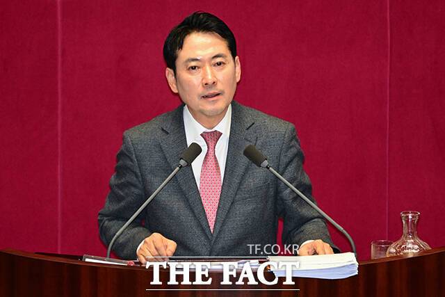 장동혁 국민의힘 대표가 23일 오전 서울 여의도 국회 본회의장에서 '12.3 윤석열 비상계엄 등에 대한 내란전담재판부 설치 및 제보자 보호 등에 관한 특별법안'에 대해 무제한 토론(필리버스터)을 하고 있다. 장 대표는 전날 법안이 상정된 직후인 오전 11시 40분께 무제한 토론을 시작해 24시간 동안 발언을 했다. /남윤호 기자