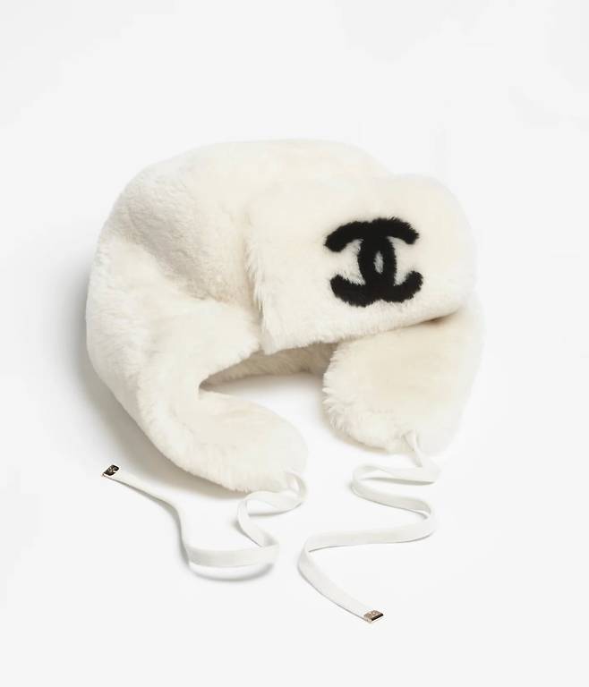 2025-2026 코코 네쥬 컬렉션의 시어링 램스킨 샤프카(Chapka: 러시안 모피 모자). 샤넬.