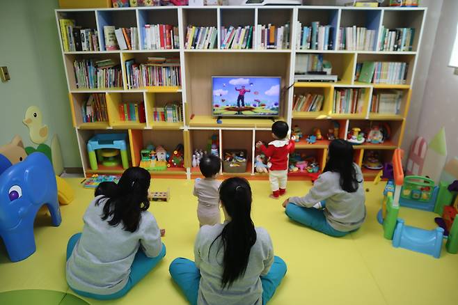 지난 17일 충남 천안시 천안개방교도소에서 여성 수용자들이 아이들과 함께 만화 영화를 보고 있다. 감방에는 철창과 자물쇠 대신 아이들을 위한 동화책, 장난감 등이 가득 차 있다. 모범수들이 출소를 앞두고 사회 생활에 적응하기 위해 거쳐가는 천안개방교도소는 2021년부터 ‘여성 전용’ 개방교도소로 운영돼 ‘중간 처우 대상자’로 분류된 여성 수형자 240여 명이 생활 중이다./법무부