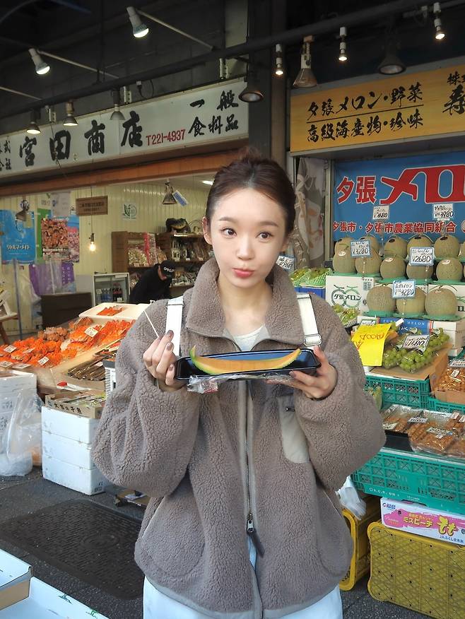 플리스 재킷 스타일링을 선보인 가수 강민경. /강민경 인스타그램