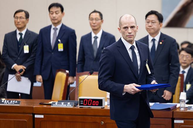 해롤드 로저스 쿠팡 임시 대표가 17일 서울 여의도 국회 과학기술정보방송통신위원회에서 열린 쿠팡 개인정보 유출 사고 관련 청문회에서 증인 선서를 마친 후 최민희 과방위원장에게 선서문을 전달하기 위해 이동하고 있다. /뉴스1