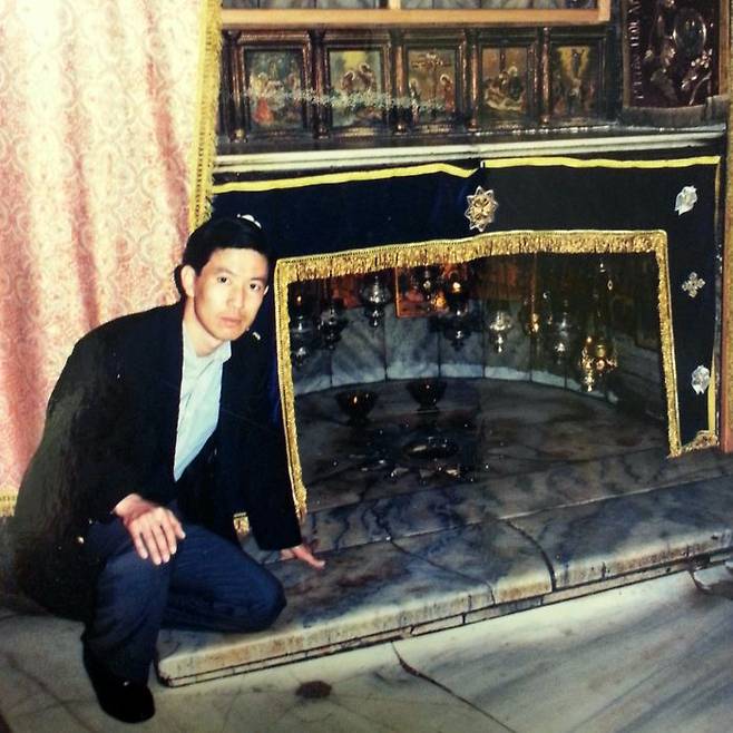 필자는 베들레헴 예수탄생교회 지하에 있는 탄생 지점 앞에서 기념사진을 찍었다. ⓒ 최홍섭