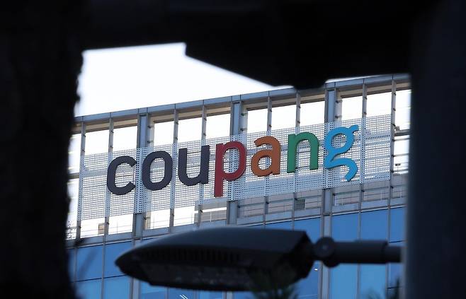 21일 오전 서울 송파구 쿠팡 본사에 쿠팡 로고가 보이고 있다.  쿠팡은 지난 20일 고객을 대상으로 “제3자가 비인가 접근을 통해 4500여명 고객 계정의 배송 정보(성명·이메일·전화번호·주소), 최근 5건 주문 이력을 조회한 것을 지난 18일 확인했다”고 밝혔다.  2025.11.21. [서울=뉴시스]