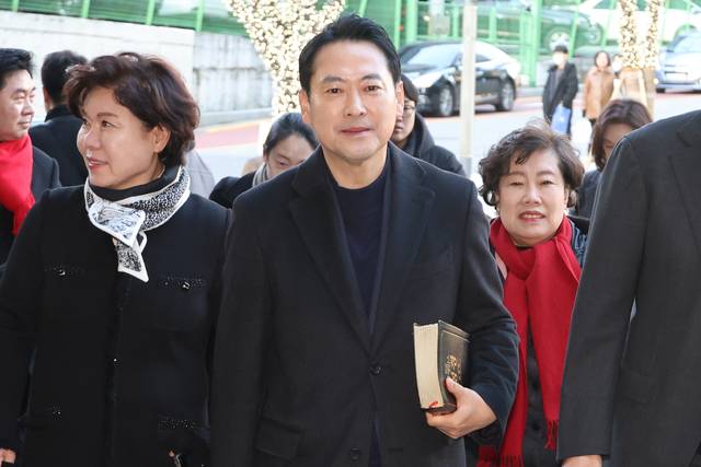 장동혁(가운데) 국민의힘 당대표가 25일 성탄 예배를 보기 위해 서울 서초구 사랑의교회로 들어가고 있다.