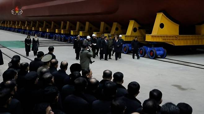 북한 김정은 국무위원장이 부인 리설주, 딸 주애와 함께 8700t급 '핵동력 전략유도탄 잠수함' 건조 사업을 현지지도하고 해군의 핵무장화를 계속 강력히 추진해 나가겠다는 의지를 밝혔다고 조선중앙TV가 25일 보도했다. 조선중앙TV 갈무리/연합뉴스