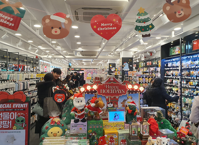 지난 24일 오후 7시께 성탄절 전야를 맞아 시민들이 강남역 인근 상점에서 크리스마스 소품을 고르며 즐거운 한때를 보내고 있다. 사진=최승한 기자