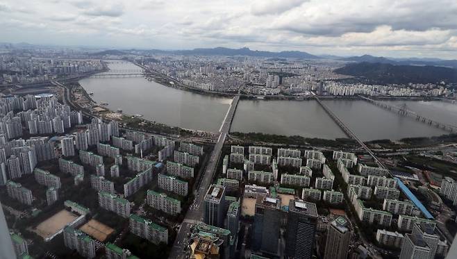 서울 송파구 롯데월드타워에서 바라본 아파트 단지. 뉴스1
