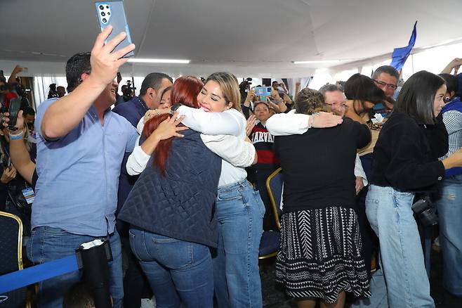 24일(현지시각) 온두라스 테구시갈파에 있는 국민당 본부에서 지지자들이 아스푸라 후보의 승리를 축하하고 있다. EPA 연합뉴스