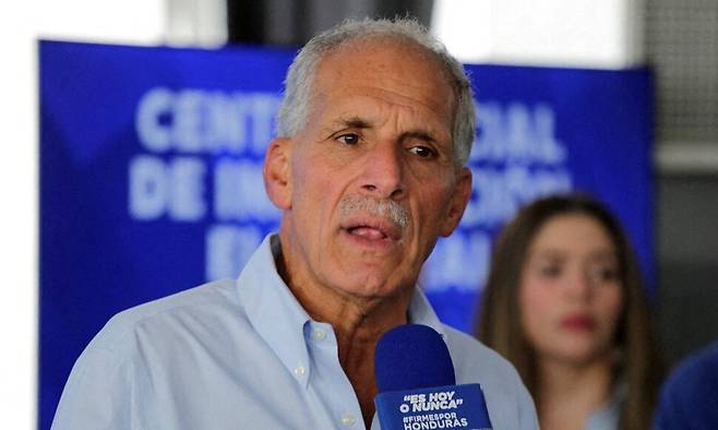 지난 1일(현지시각) 온두라스 수도 테구시갈파에서 나스리 아스푸라 국민당 대선 후보가 기자회견에서 발언하고 있다. 로이터 연합뉴스