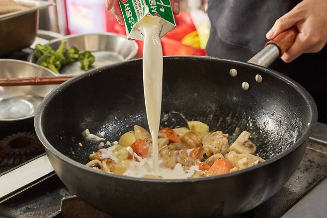 조광효 요리사가 ‘크림 스튜’를 만들고 있다. 염서정 스튜디오 어댑터