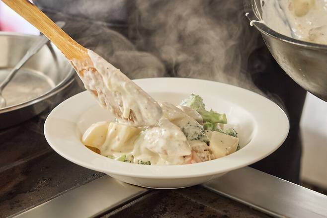 조광효 요리사가 ‘크림 스튜’를 만들고 있다. 염서정 스튜디오 어댑터