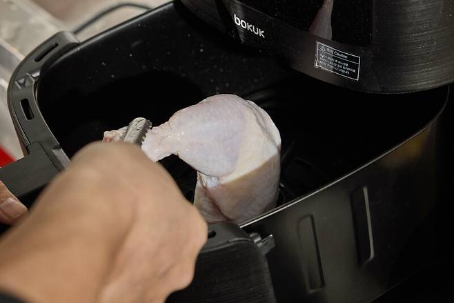 조광효 요리사가 ‘염지 닭다리 장각 바비큐’를 만들고 있다. 염서정 스튜디오 어댑터