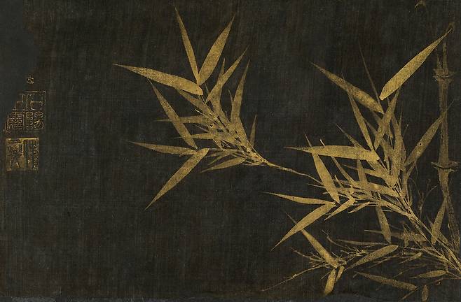 ‘삼청도도(三淸滔滔)―매·죽·난, 멈추지 않는 이야기’ 1부 전시장에 전면이 공개된 ‘삼청첩’의 일부인 이정의 ‘신죽’. 검게 물들인 비단에 금니로 그렸다. 대구간송미술관 제공