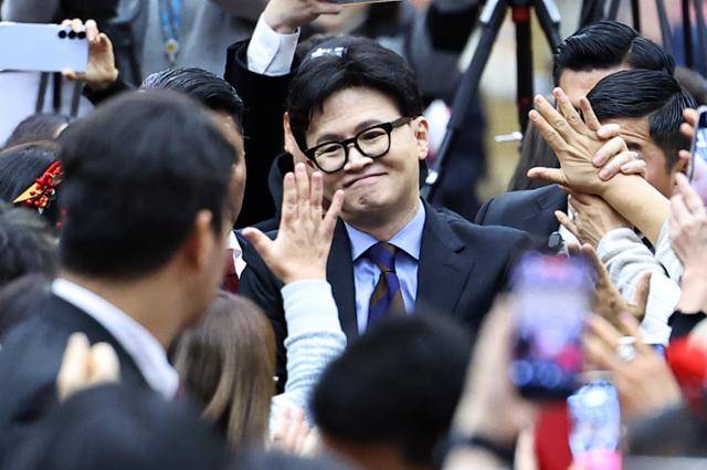 한동훈 전 국민의힘 대표가 21일 경기 고양시 킨텍스 그랜드볼룸에서 열린 토크콘서트에 입장하고 있다. 고양=뉴시스