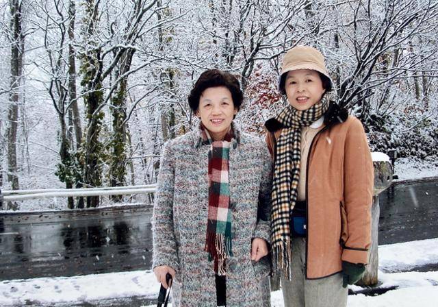 비류잉(오른쪽)과 그의 어머니. 1937년생인 어머니는 강인한 여성이었다.