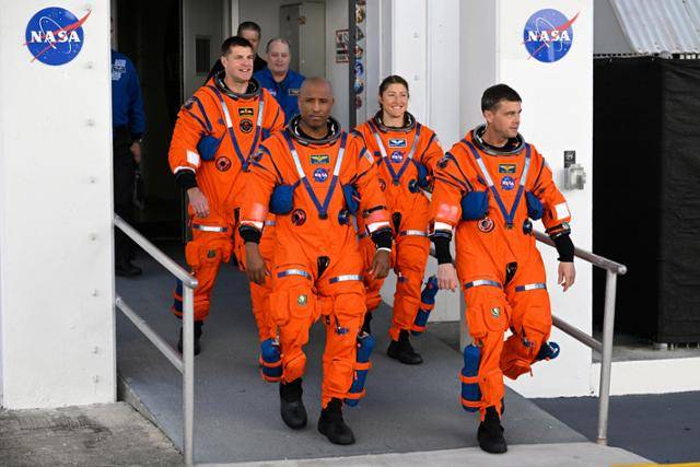 미국 항공우주국(NASA)의 아르테미스 II 미션에 참여하는 4명의 우주비행사가 지난 20일 미국 플로리다 케이프 커내버럴 우주센터에서 훈련을 마치고 나오고 있다. AP연합뉴스