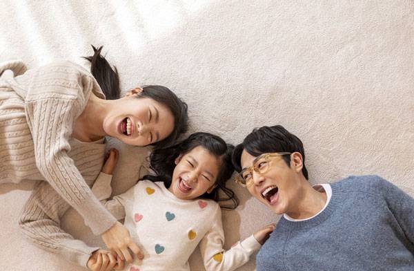 가족과의 따뜻한 대화, 타인과 함께하는 식사처럼 일상의 소소한 순간이 한국인들이 느끼는 행복의 핵심이라는 조사 결과가 나왔다./사진=클립아트코리아