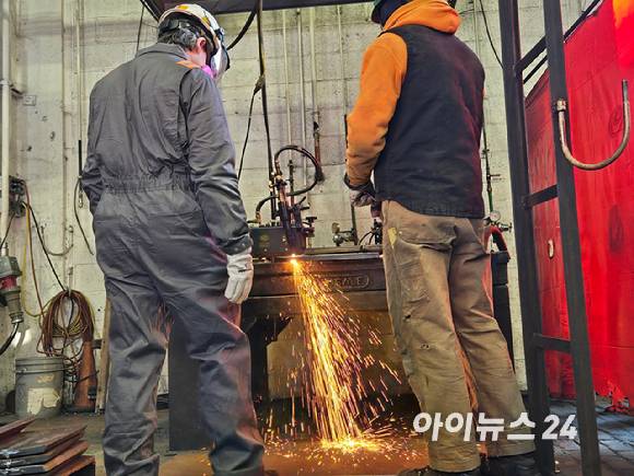 견습 프로그램에 이뤄지는 트레이닝 아카데미에서 견습생들이 철판을 불로 커팅을 하는 작업을 하고 있다. [사진=최란 기자]