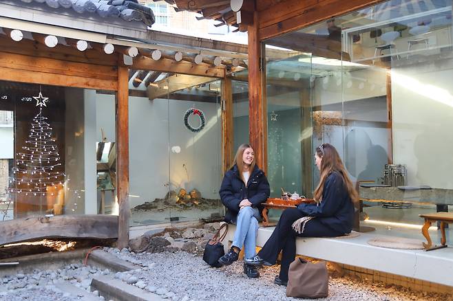 요즘 한국을 방문한 외국인은 한국인처럼 먹고 한국인처럼 논다. 홍대 인근 한옥 카페 '신이도가'에서 만난 독일 관광객의 모습. 최승표 기자