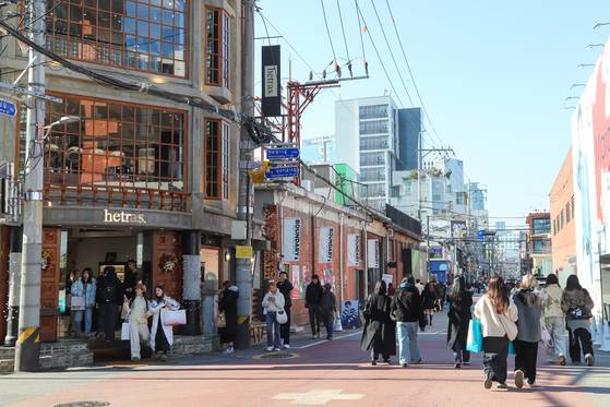 서울 성수동은 최근 외국인 관광객 방문이 급증했다. 평일 오전부터 북적이는 성수동 거리 모습. 최승표 기자
