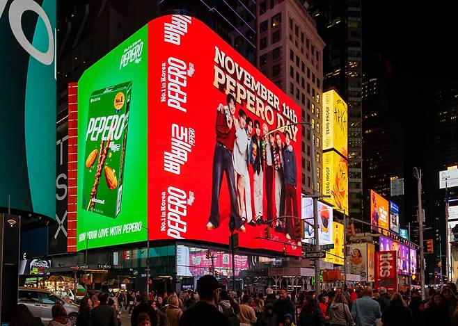미국 뉴욕 타임스스퀘어 ‘TSX 브로드웨이’ 빌딩에서 송출된 빼빼로데이 글로벌 마케팅 캠페인 영상. [사진 롯데웰푸드]