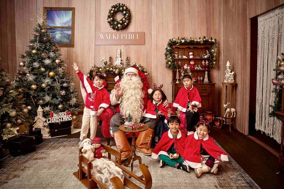 핀란드 공인 산타와 함께한 워커힐의 ‘2025 산타 키즈 빌리지’ 현장 모습. 사진 워커힐 호텔앤리조트