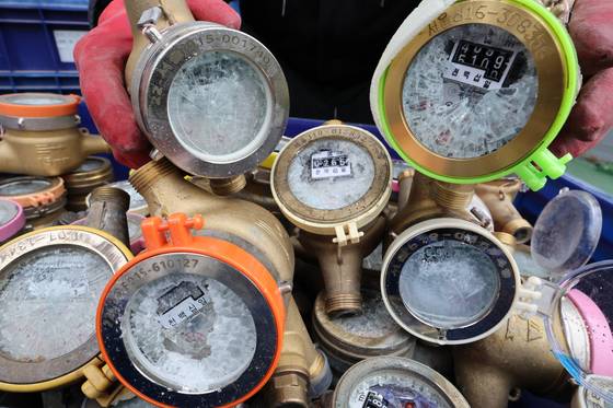 서울 서대문구 서부수도사업소에서 직원이 동파된 계량기를 정리하고 있다.  [뉴스1]