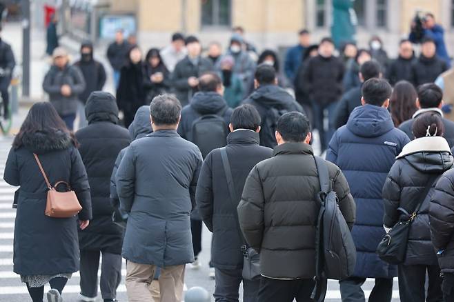 서울 종로구 광화문네거리에서 출근길 패딩 등 외투를 입은 시민들이 길을 건너고 있다. 사진=연합뉴스